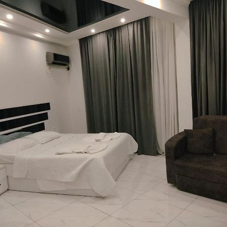 Golden Fish Hotel Batumi Bagian luar foto