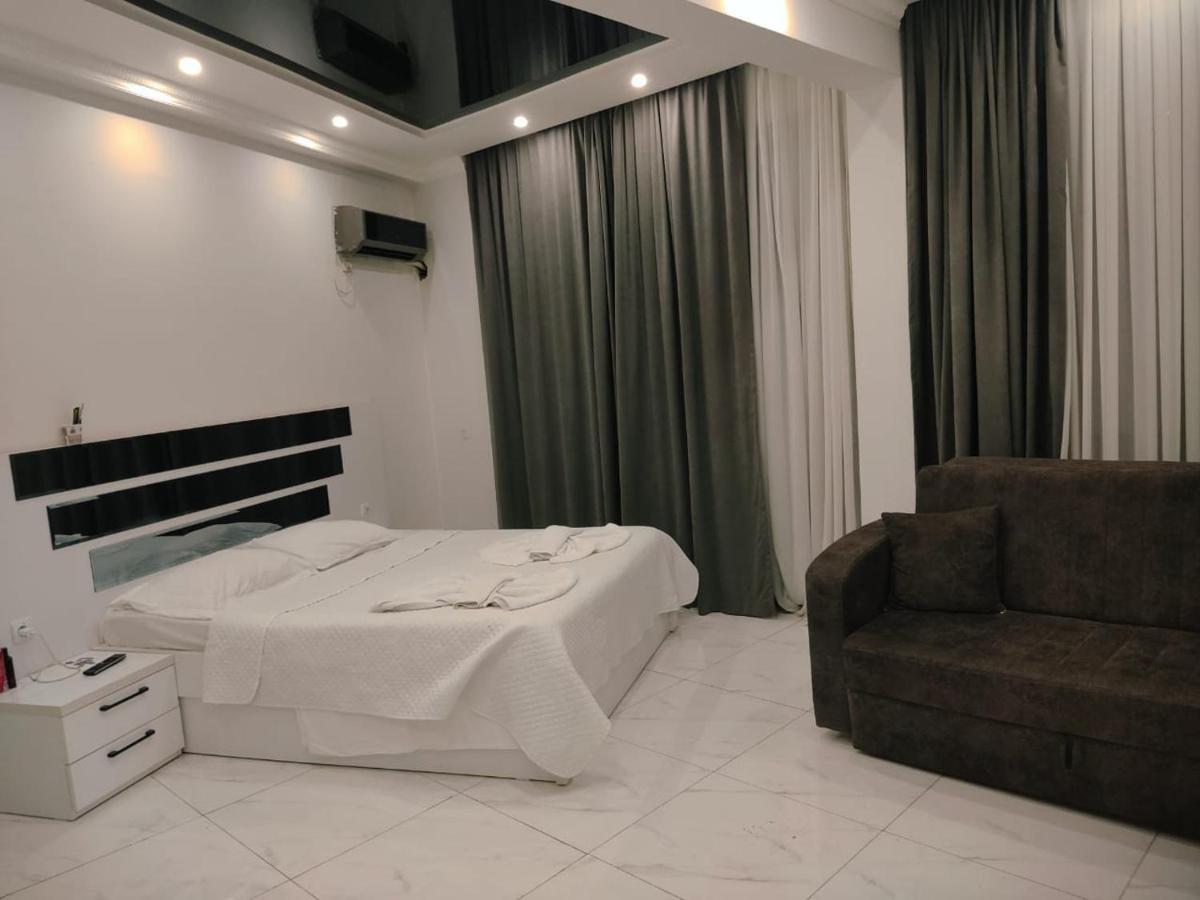 Golden Fish Hotel Batumi Bagian luar foto